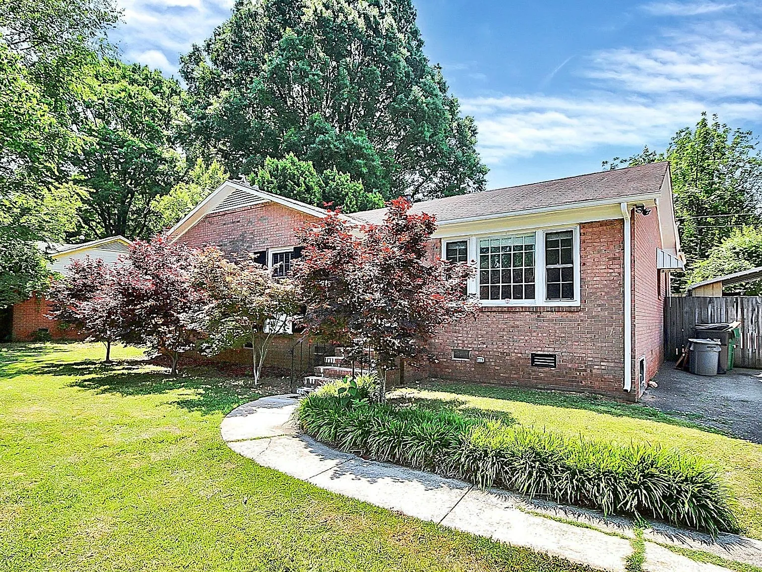 3 bed, 1.5 bath, 1261 sqft, $2,200 — Photo 2