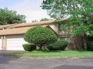 31400 Hunters Circle Dr, Farmington, MI 48334