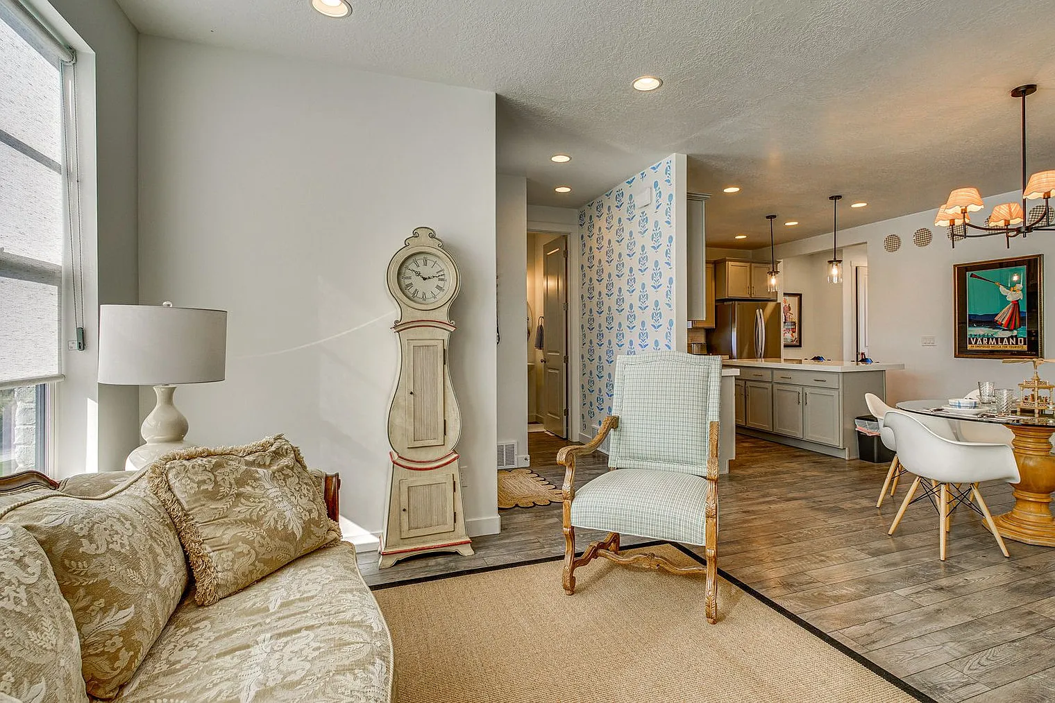 3 bed, 2.0 bath, 2744 sqft, $3,496 — Photo 2