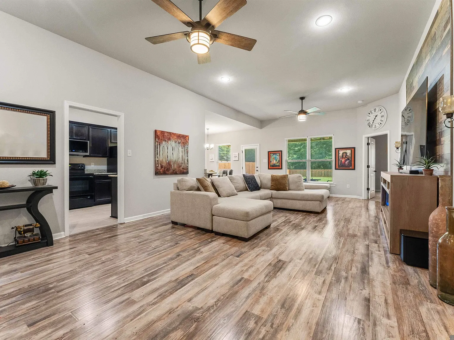 3 bed, 1617 sqft, $1,900 — Photo 3