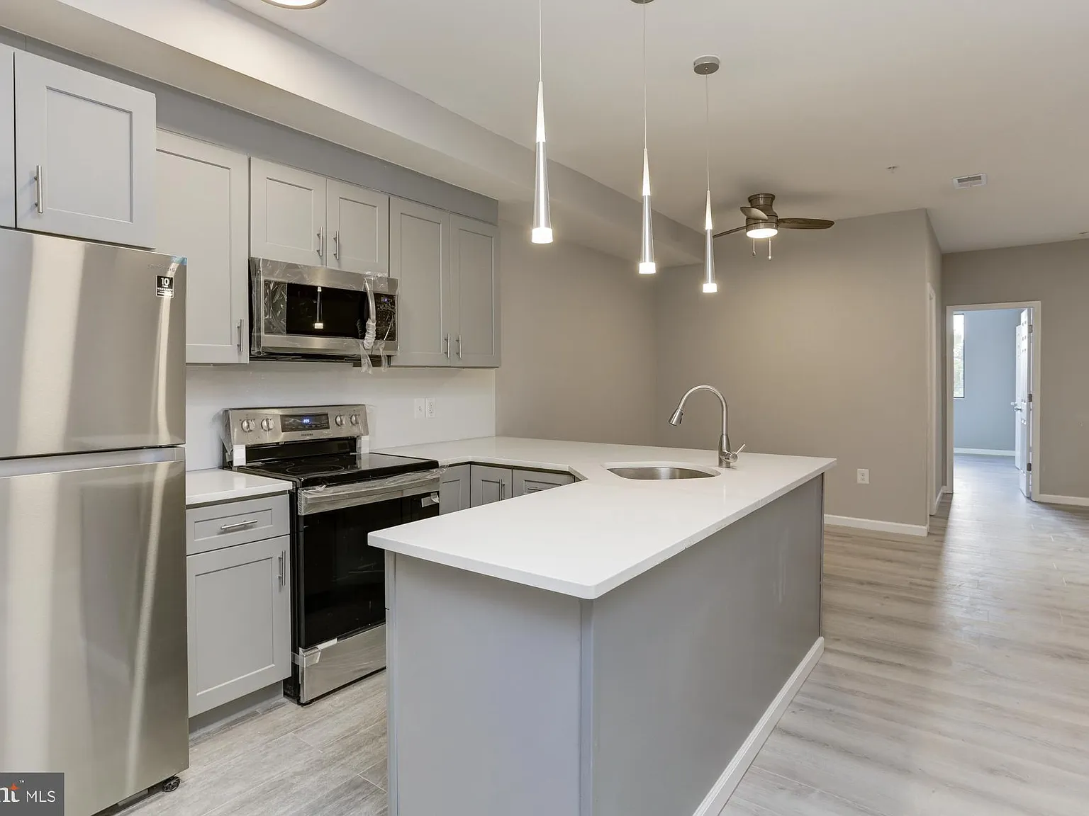2 bed, 900 sqft, $1,550 — Photo 2