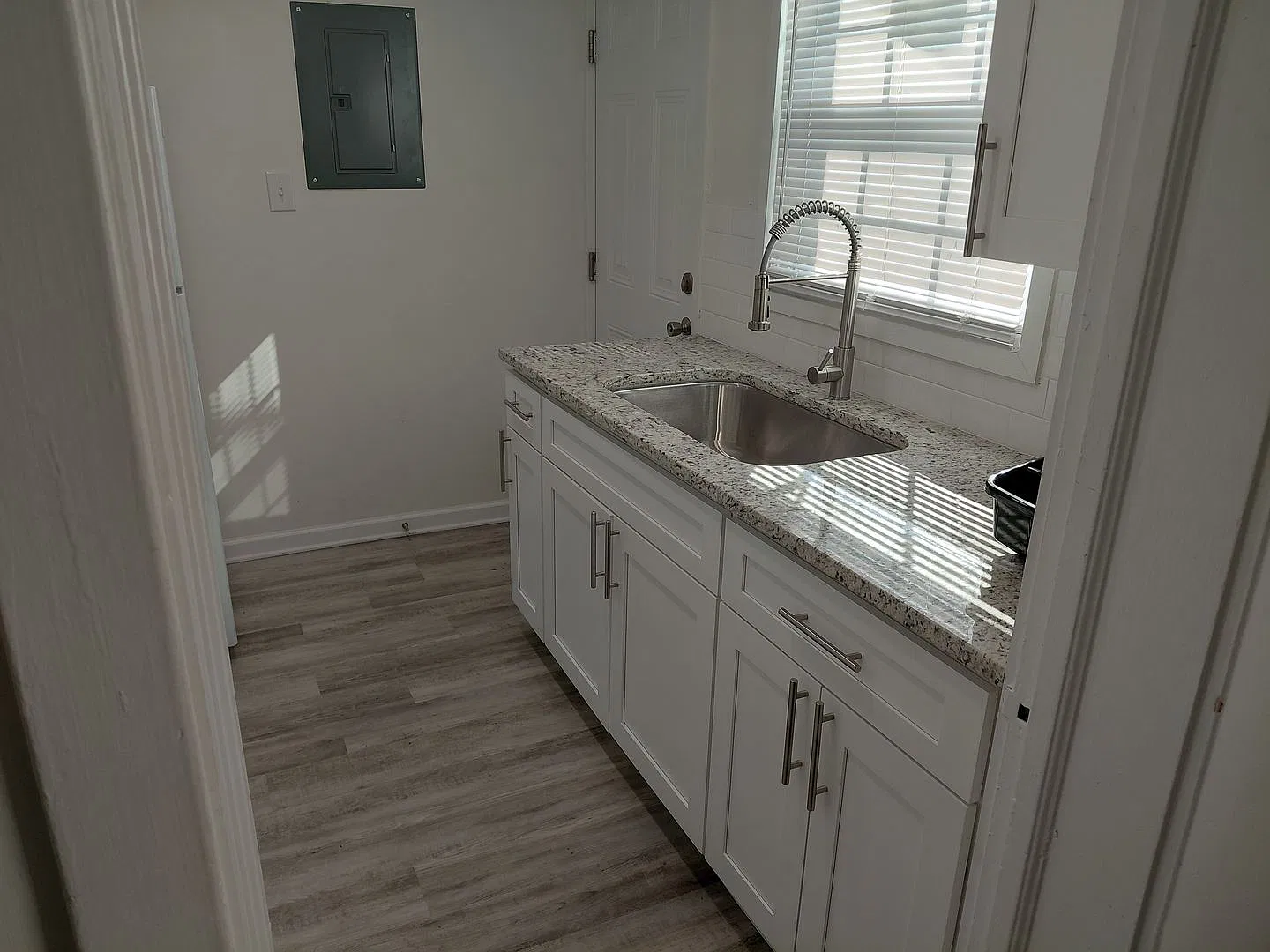 Chic Modern Condo with New Appliances, Private Entrance, and Stunning Courtyard — Photo 3