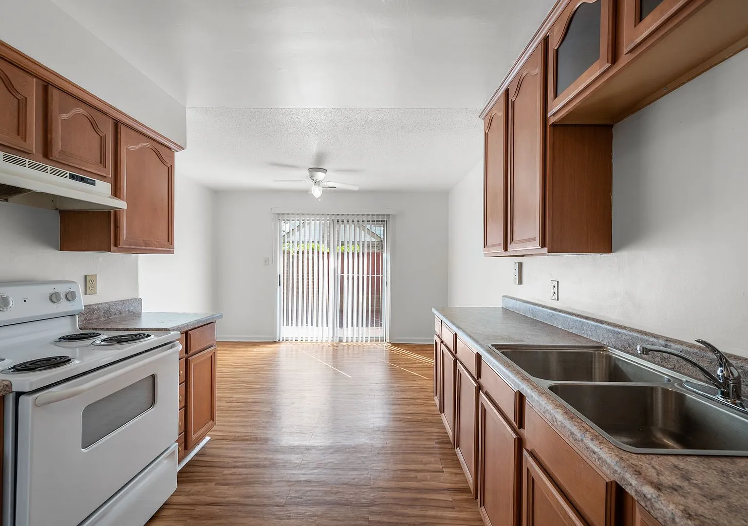 Townhome in Virginia Beach with Garage — Photo 3