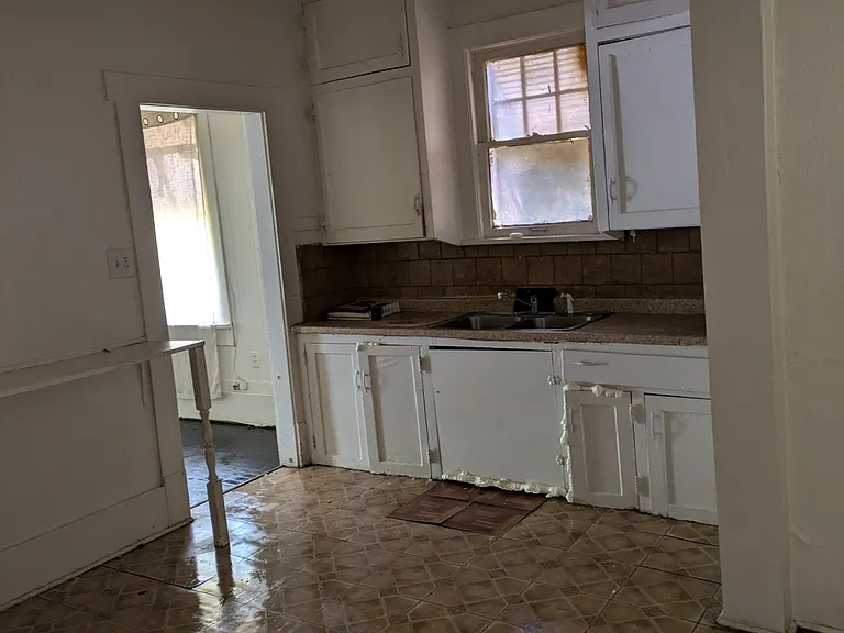 215 Avondale Ave — Photo 7