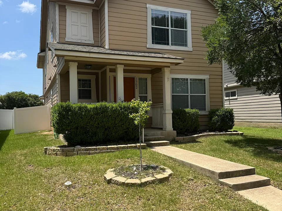 1302 Davis Mountain Loop