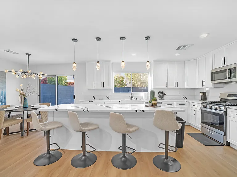 Spacious Kitchen Lounge