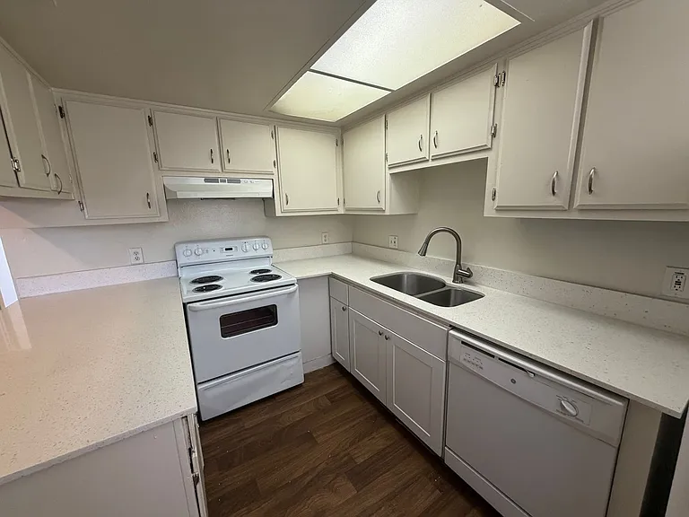 3205 E Earll Dr — Photo 17