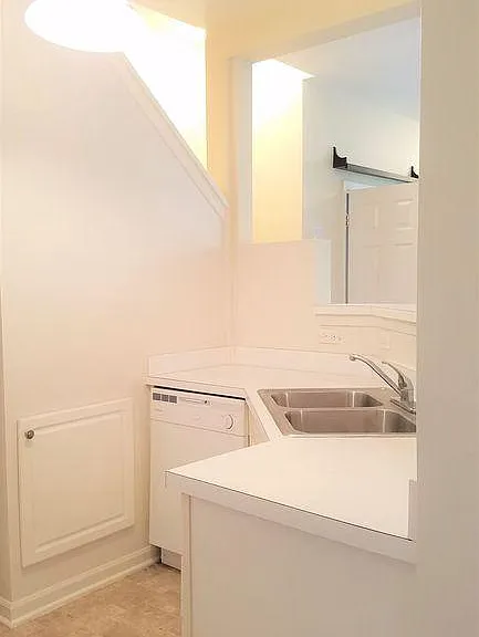 5208 Duke Ct — Photo 10