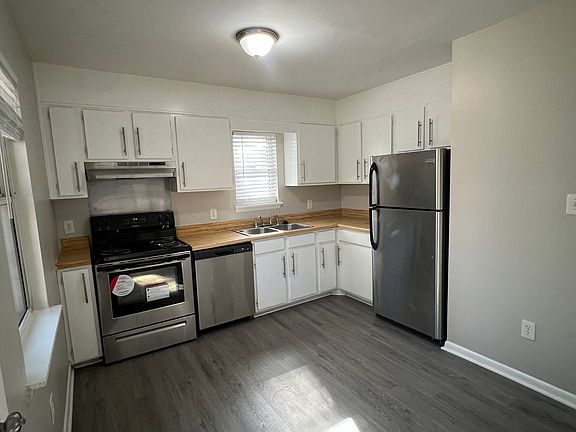 4th image of 715 Ellington St #102