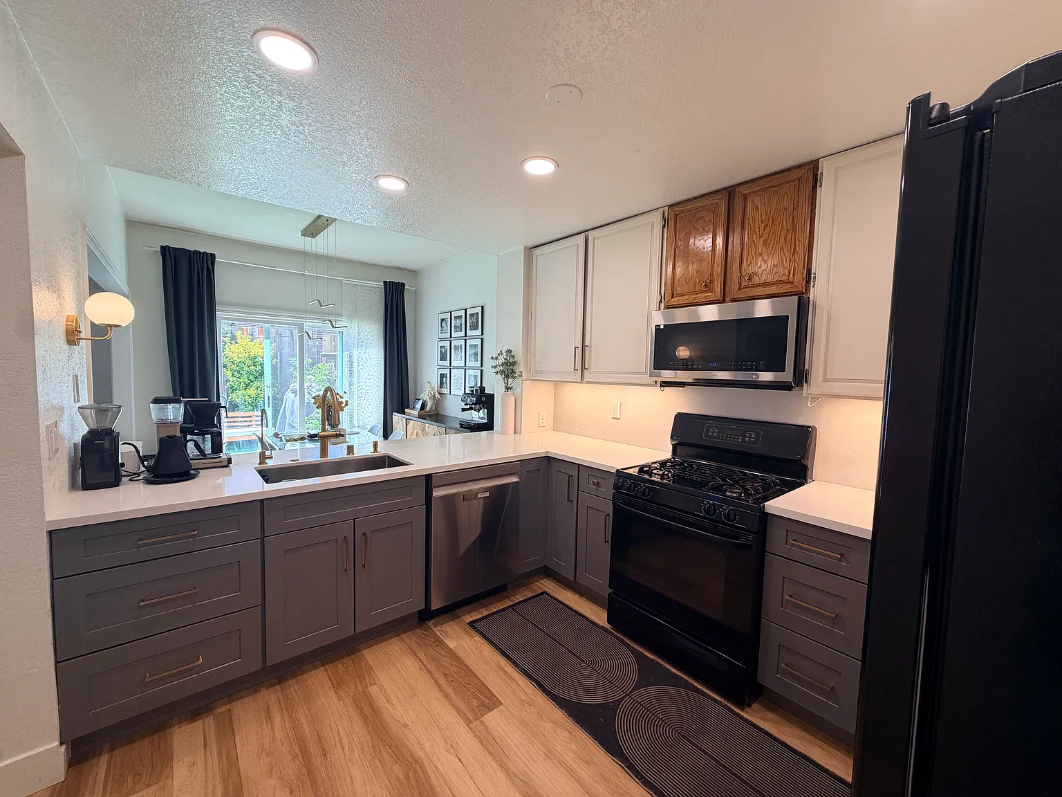 3 bed, 2.5 bath, 1504 sqft, $3,999 — Photo 2