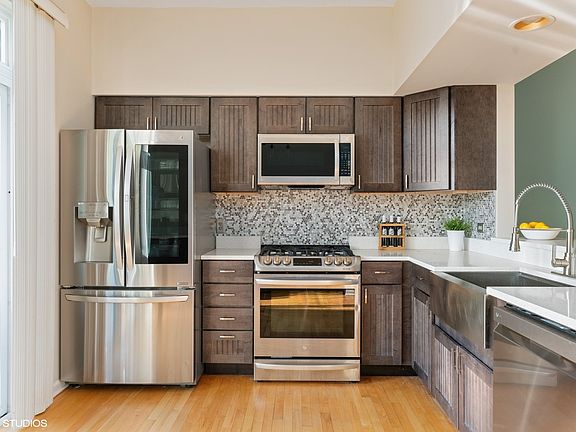 4th image of 3241 N Ravenswood Ave