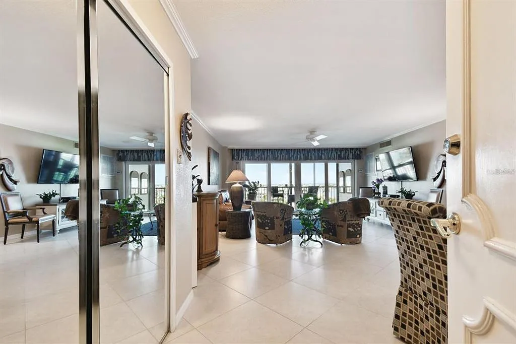 2 bed, 2.0 bath, 1050 sqft, $2,500 — Photo 4