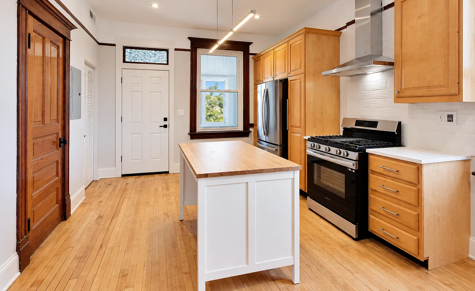 3 bed, 1200 sqft, $3,395 — Photo 2