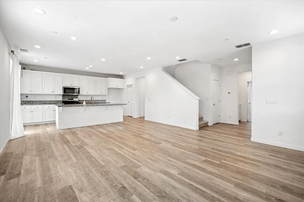 4 bed, 1992 sqft, $2,995 — Photo 2