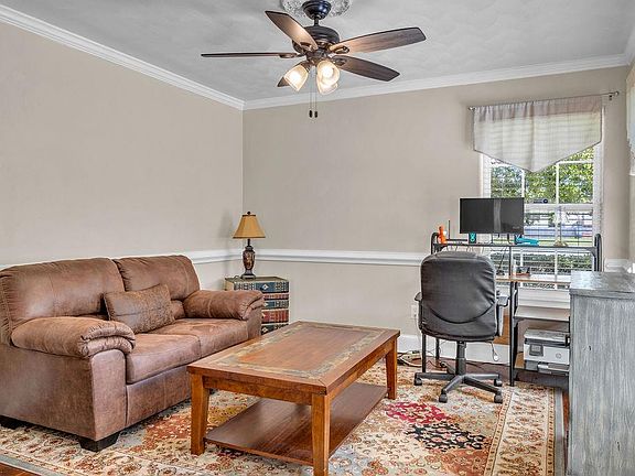 3rd image of 808 Monroe Ct