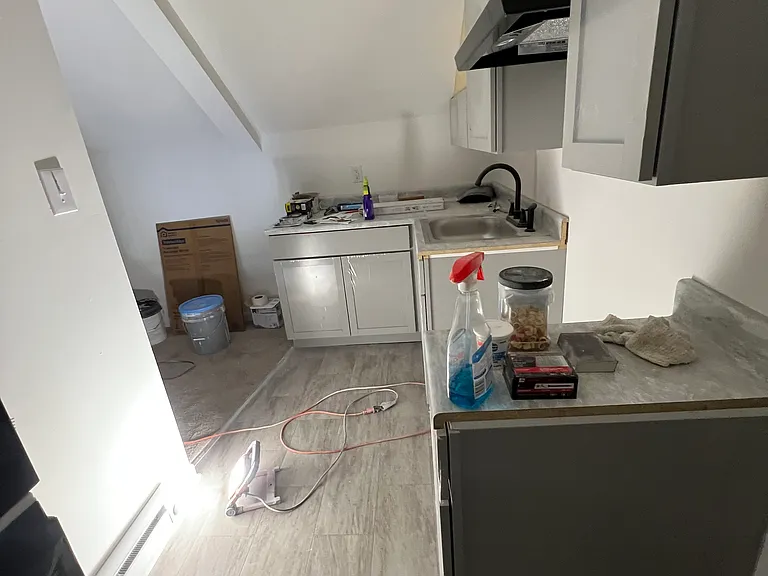 1 W Hanover St #4 — Photo 7