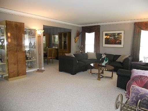 3rd image of 406 W Whitehall Dr