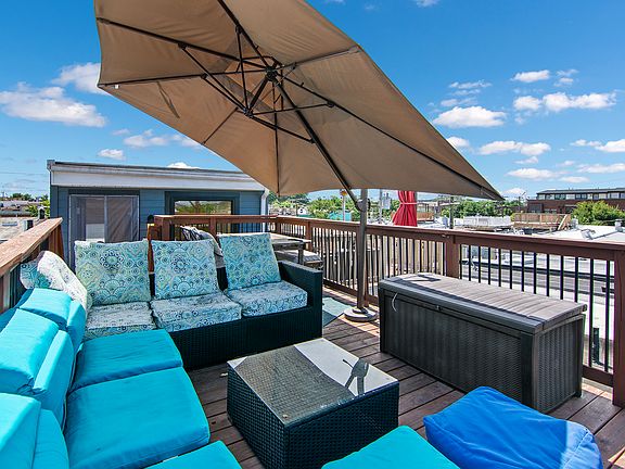 Beautiful large roof top deck, overlooking the inner harbor! Great spot to watch the fireworks!