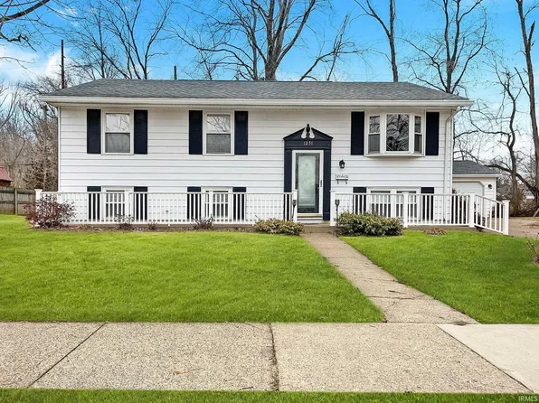 1251 Cross Gate Dr, Evansville, IN 47710