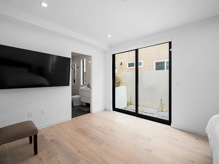 2435 S Penmar Ave — Photo 37