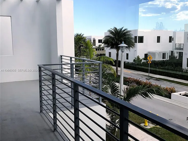 10055 NW 75th St — Photo 35