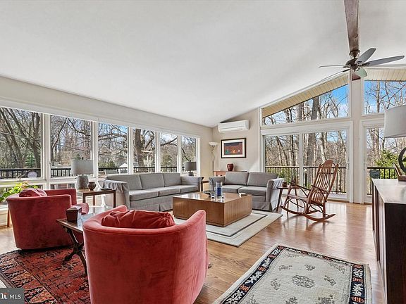5th image of 610 Arlyn Cir