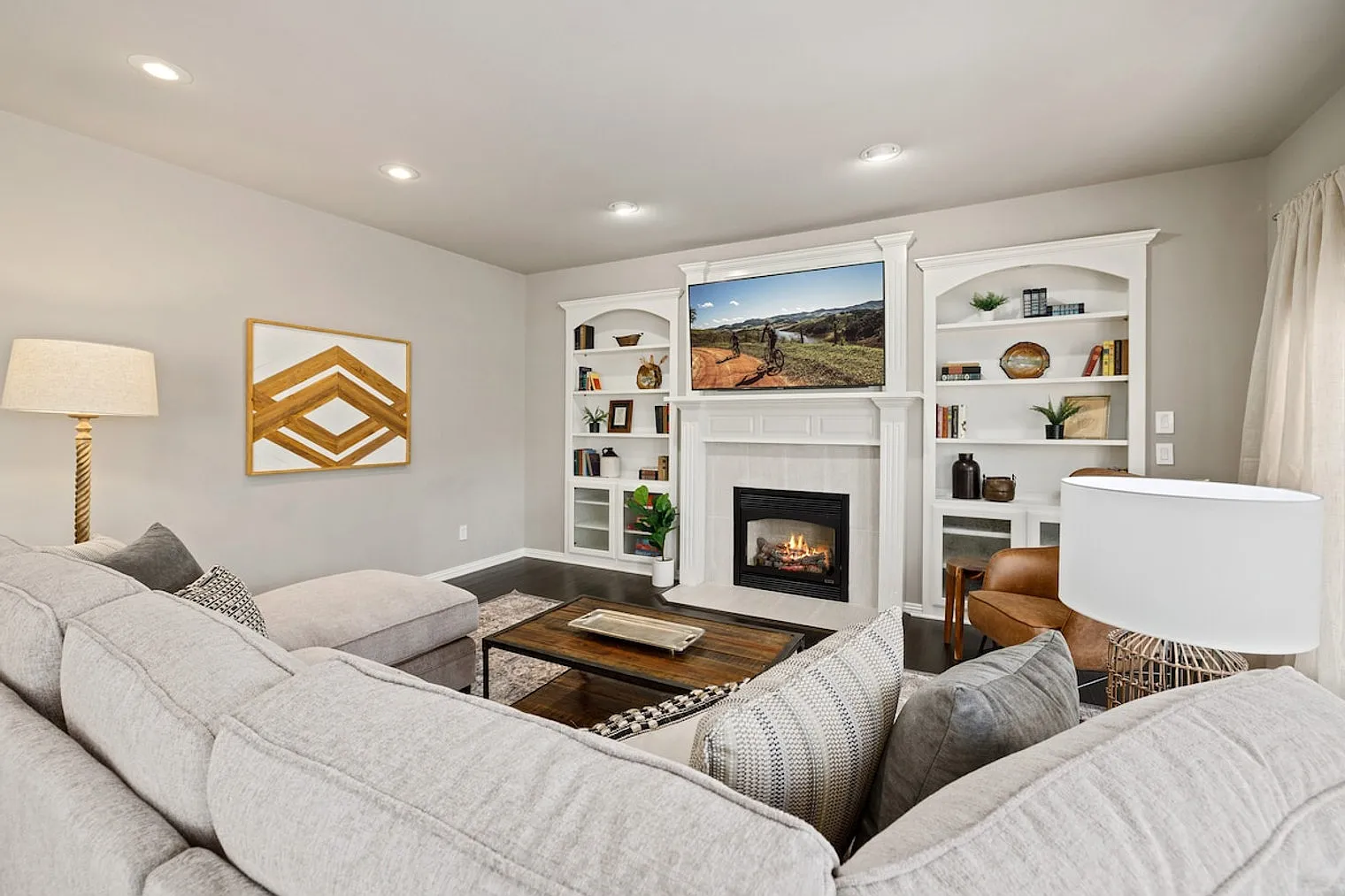 6 bed, 4.0 bath, 4337 sqft, $9,989 — Photo 2