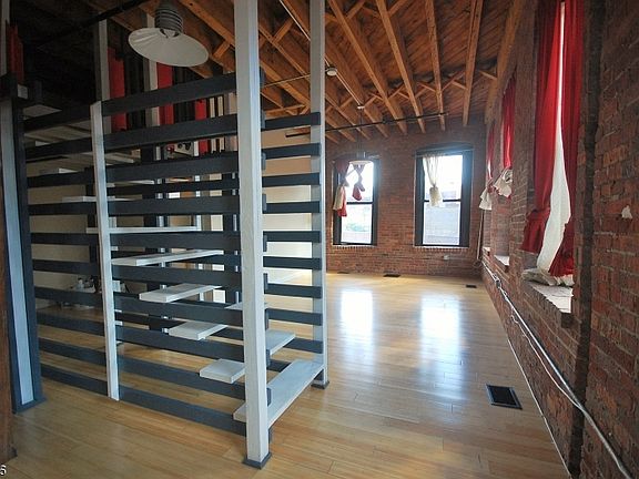 5th image of 61 Nj Railroad Ave APT 2
