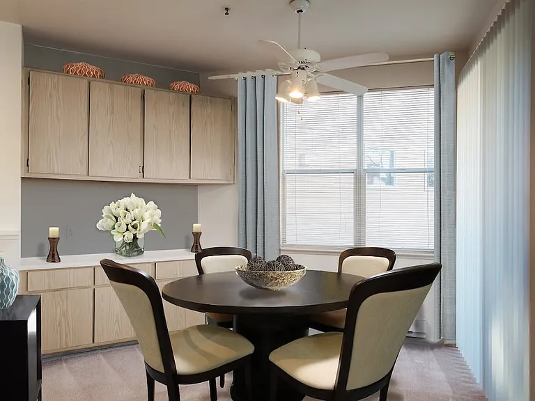 Classic Package I dining area with carpet