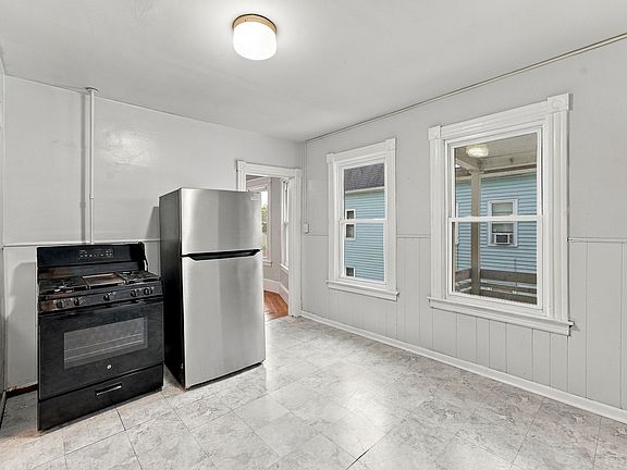4th image of 190 Oak St