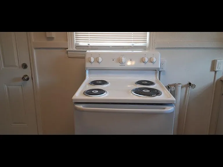 2425 Howe Ave — Photo 6