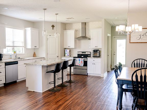 4th image of 583 Rollins Rd