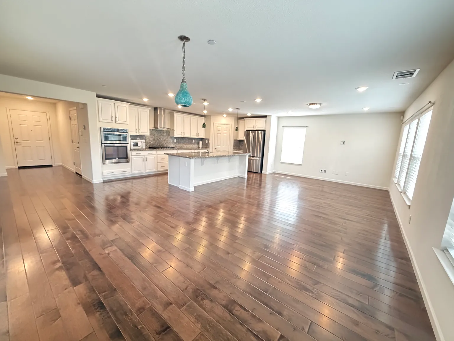 4 bed, 2330 sqft, $3,290 — Photo 4