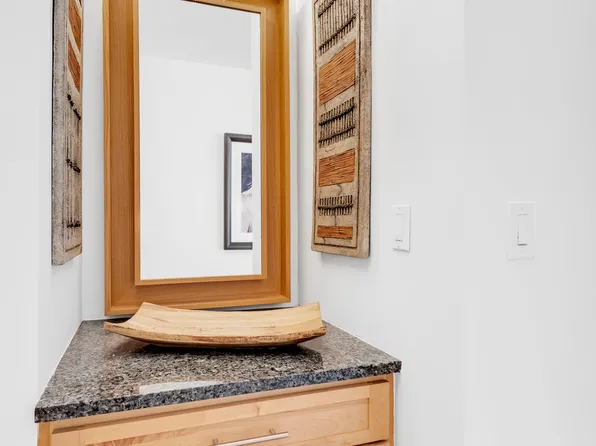 200 East 61st Street image 5 of 8