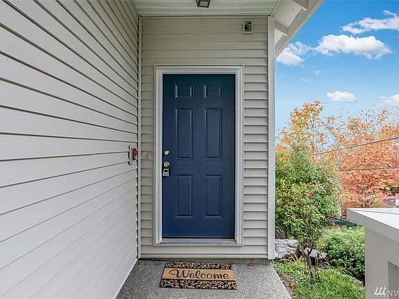 The coveted "end unit" enjoys a private entrance and lovely territorial view. All of this combined with commuter's dream location for freeway access, airport, hospital, retail and business hubs make this home a definite must see!