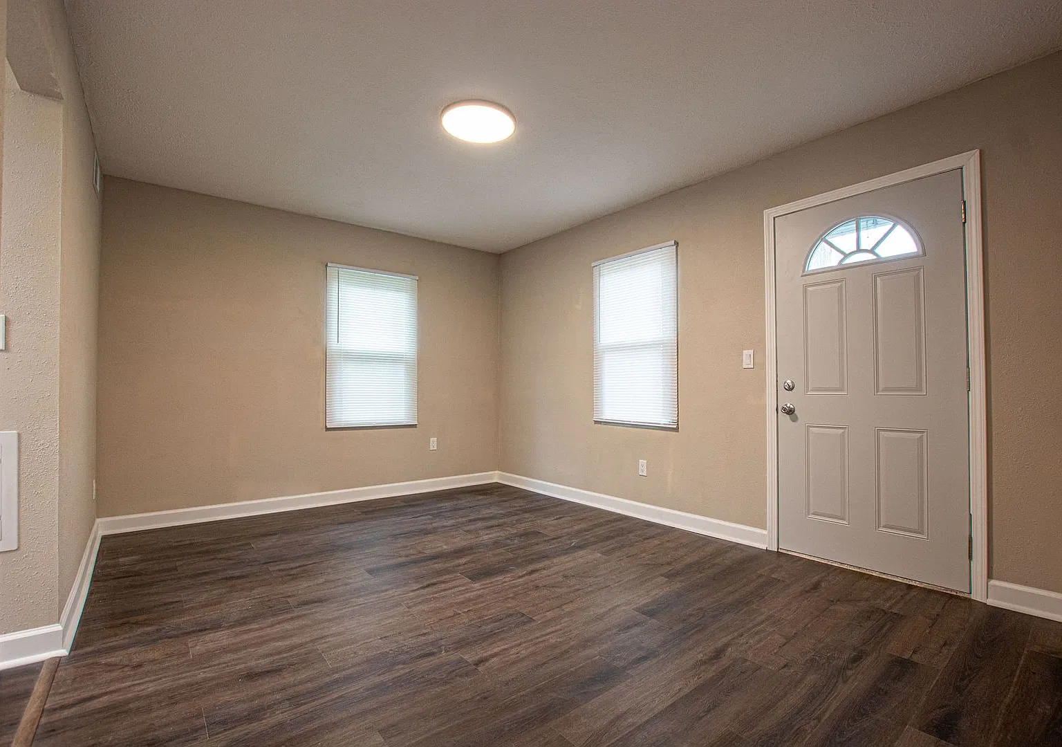 Cute 2 Bedroom / 1 Bath Home off 42nd and L! — Photo 4