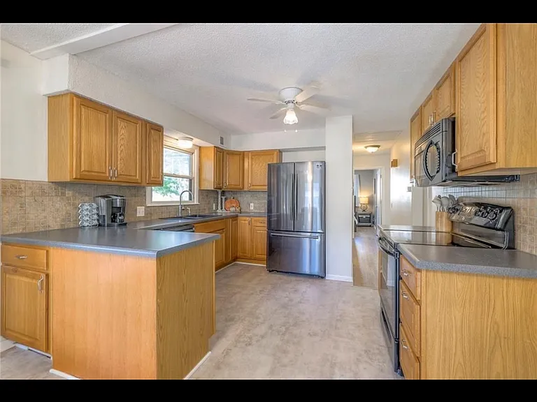 9110 Farley Ln — Photo 25