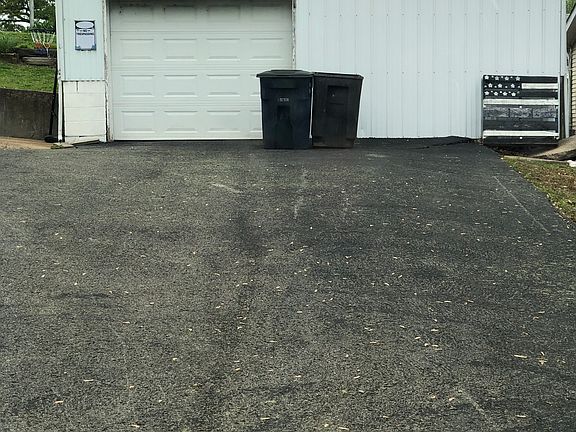 Asphalt drive/garage 