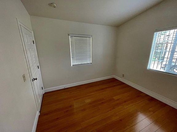 5th image of 15430 Archwood St