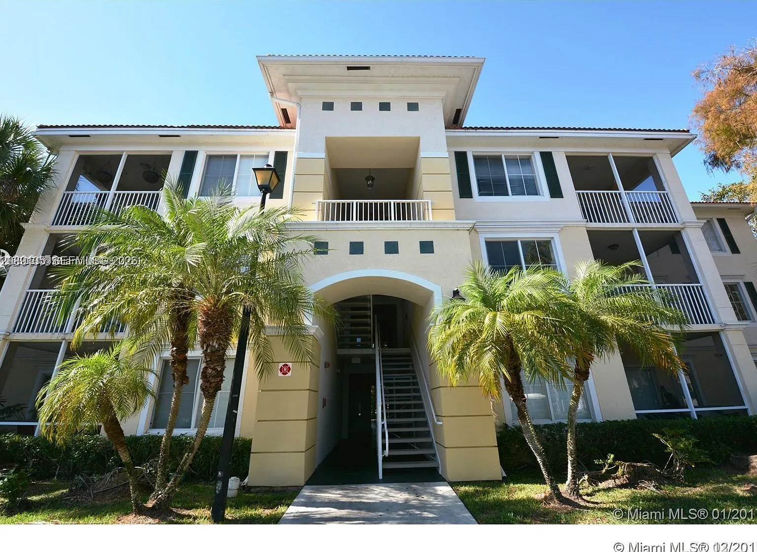Palms Point Condo — Photo 1