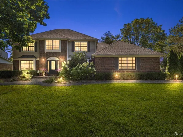5268 Collington Dr, Troy, MI 48098