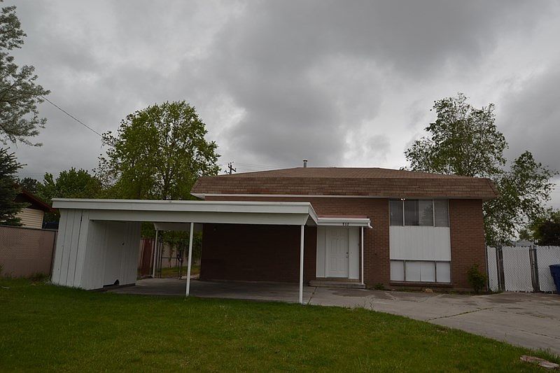 1st image of 860 E Larkspur Dr