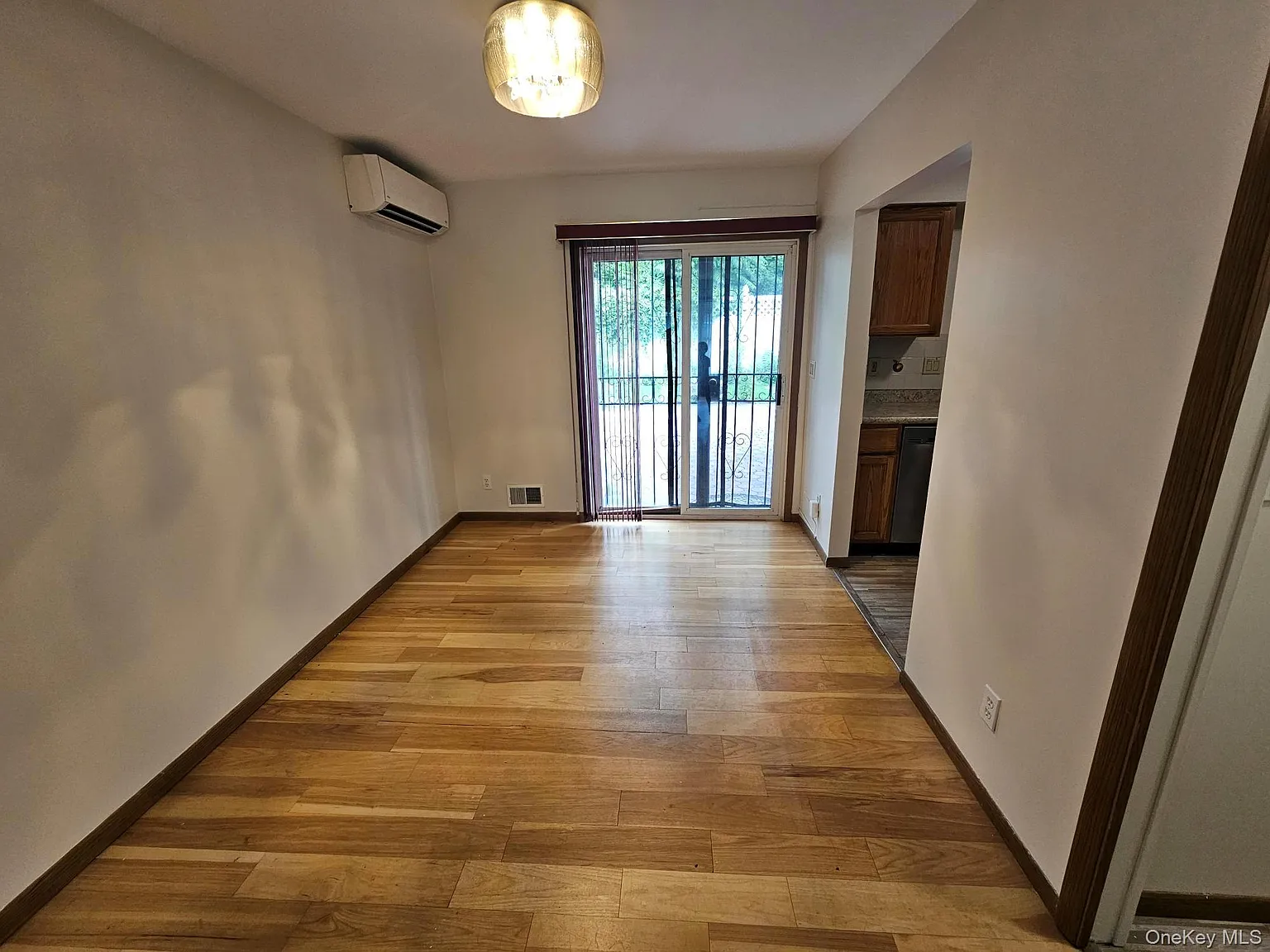 3 bed, 2.0 bath, 1300 sqft, $3,650 — Photo 4