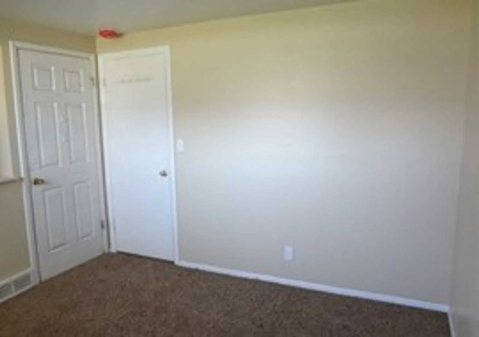 Large 4 Bed 2 Bath with Extra Large 2 Car Garage — Photo 4