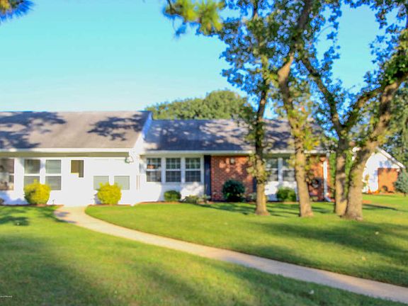 3rd image of 925B Thornhill Ct #1002