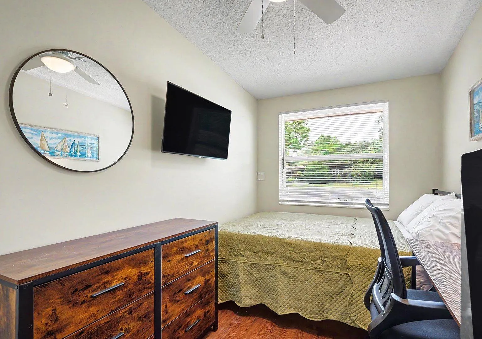 4 bed, 3.0 bath, 1450 sqft, $923 — Photo 1