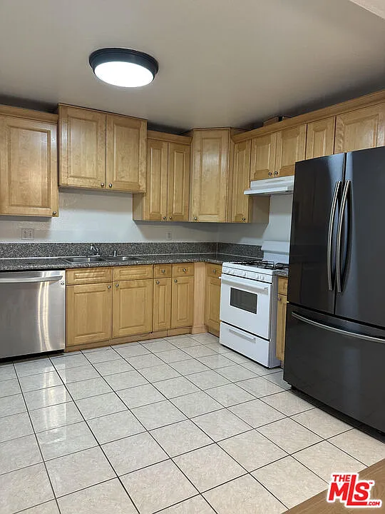 2 bed, 1.5 bath, 1050 sqft, $2,400 — Photo 3
