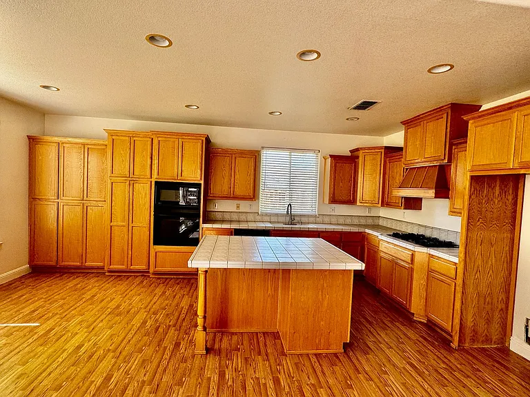 1902 Foster Way — Photo 7
