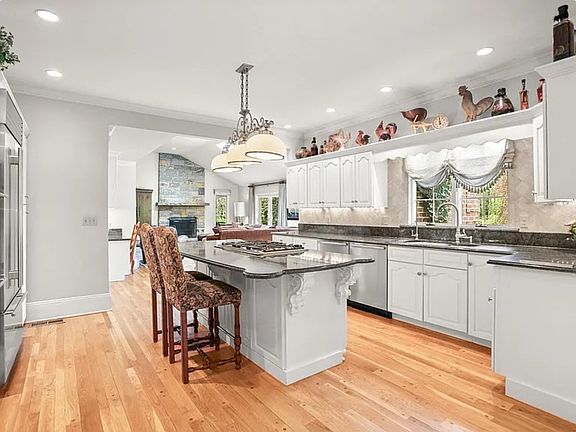 4th image of 376 Westover Rd