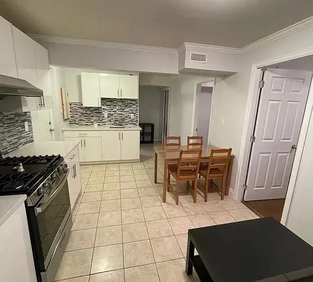 6511 Granville Cres #6 — Photo 2